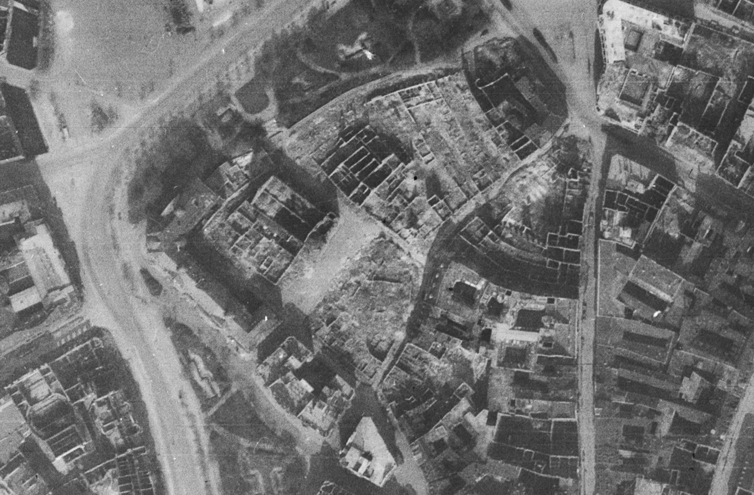 Das zerbombte Areal am 11.4.1945. Luftbilddatenbank Ing.f Büro Dr. Carls, 106 G/5281, Aufn. 4069